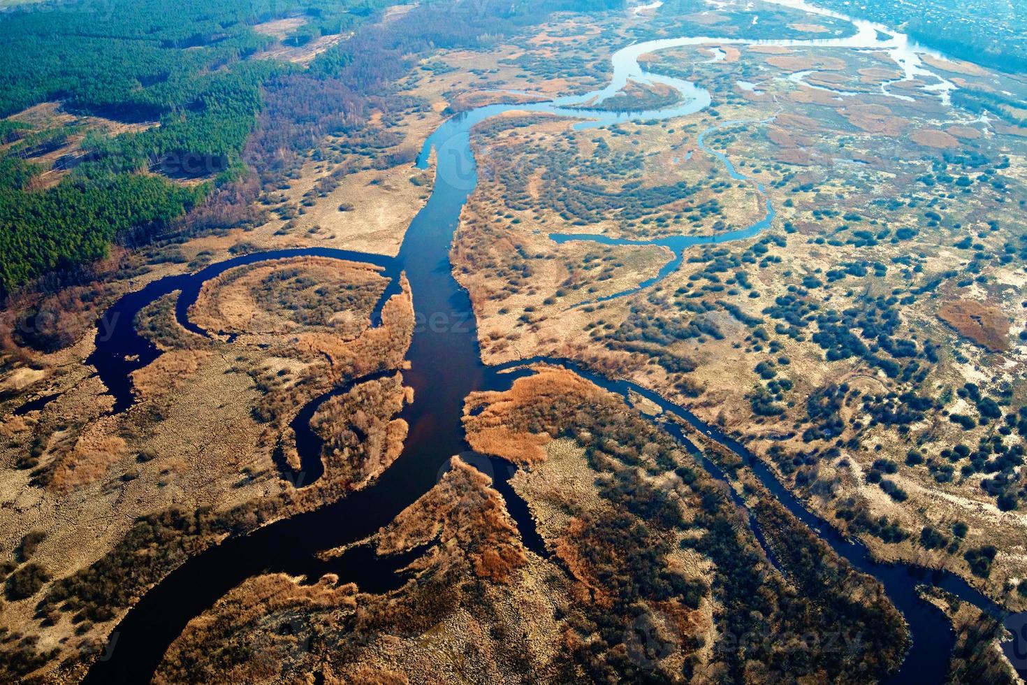 río desbordado en el valle, vista aérea foto