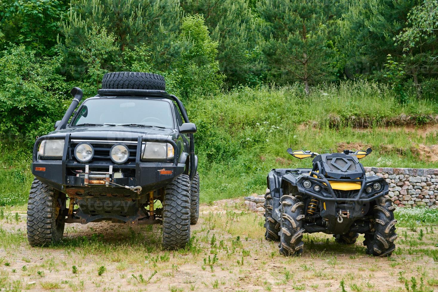 coche viejo suv y quad al aire libre, vista frontal foto