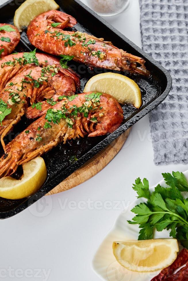 camarones grandes a la parrilla con limón y especias en la parrilla foto