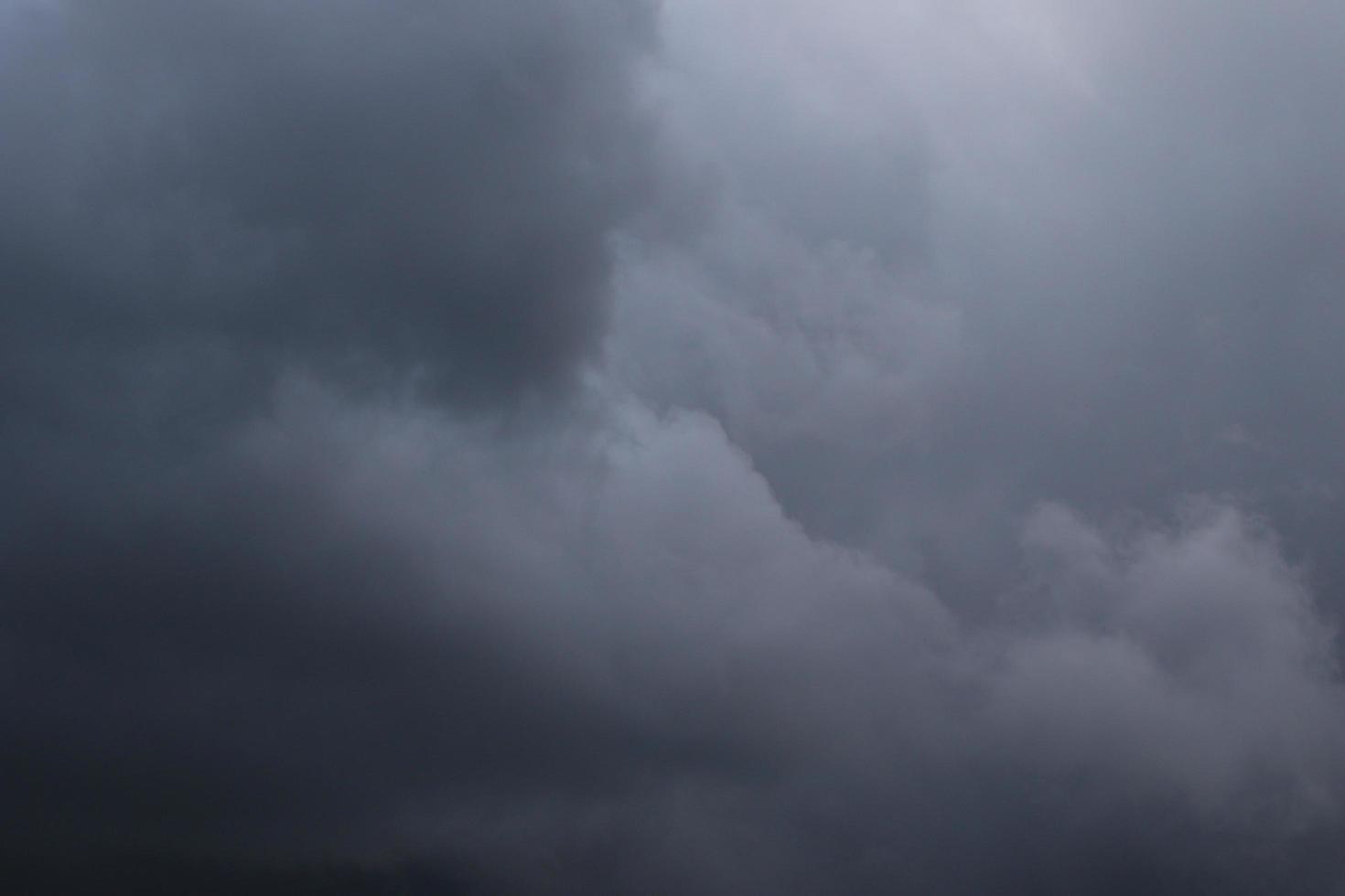 clima tormentoso y nubes oscuras foto