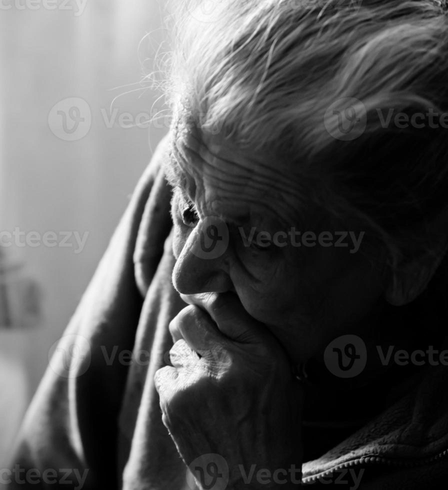 muy vieja mujer cansada foto