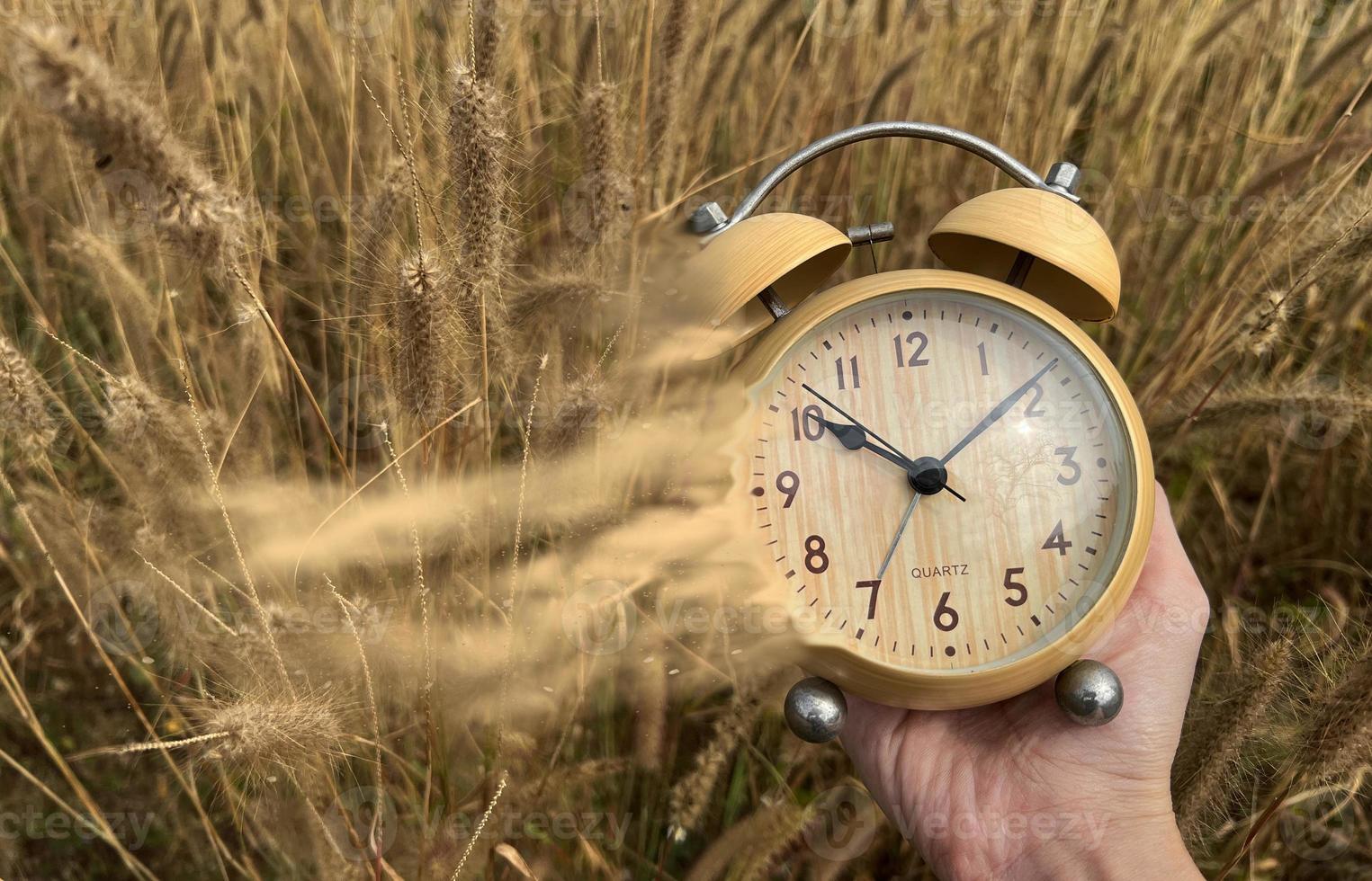 el concepto de dejar el tiempo. horas de edad en las manos