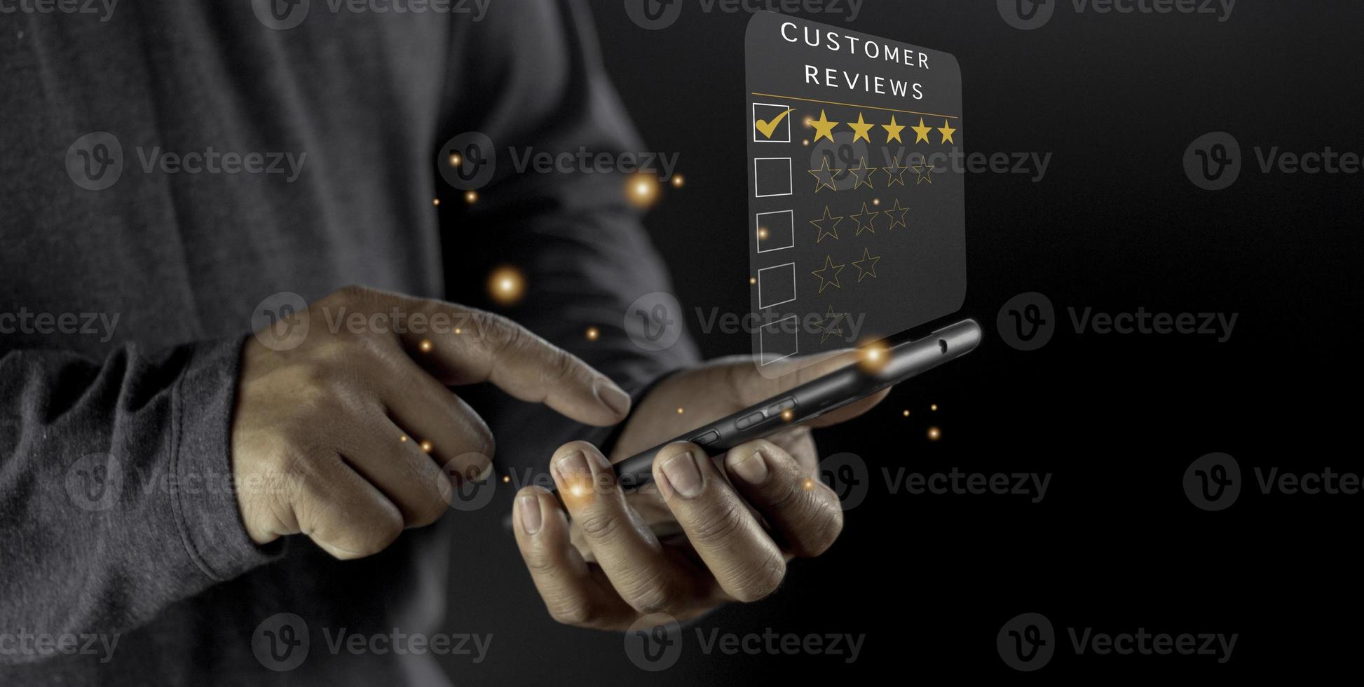 empresario-presionando-emoticono-de-cara-sonriente-en-la-pantalla