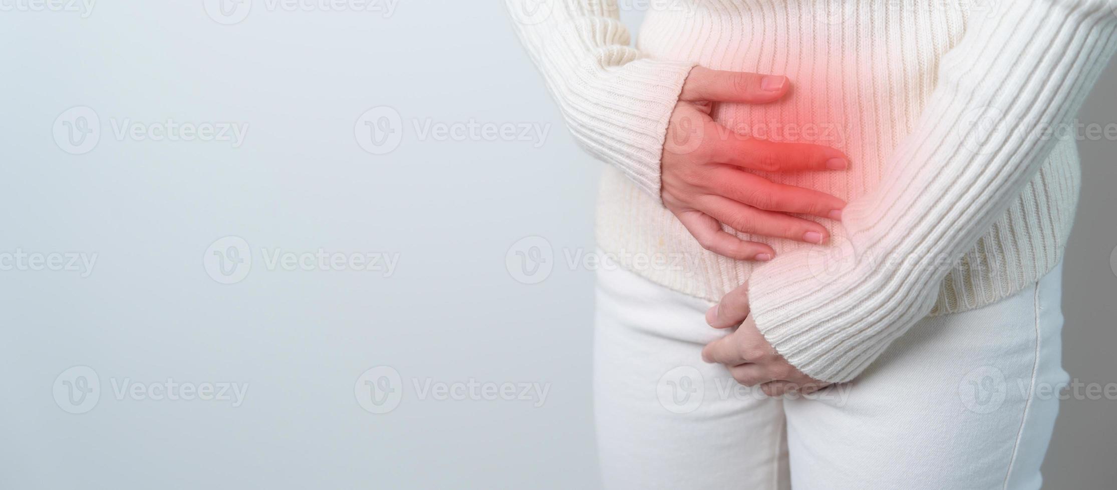 mujer con dolor de estómago. cáncer de ovario y de cuello uterino, trastorno del cuello uterino, endometriosis, histerectomía, fibromas uterinos, sistema reproductivo, menstruación, diarrea y concepto de embarazo foto