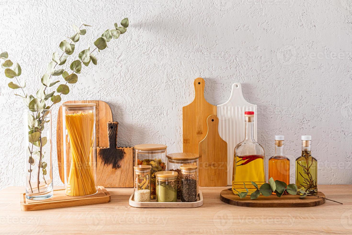 fondo de cocina moderna y elegante. Artículos y productos ecológicos para cocinar. vista frontal de la encimera de la cocina. foto