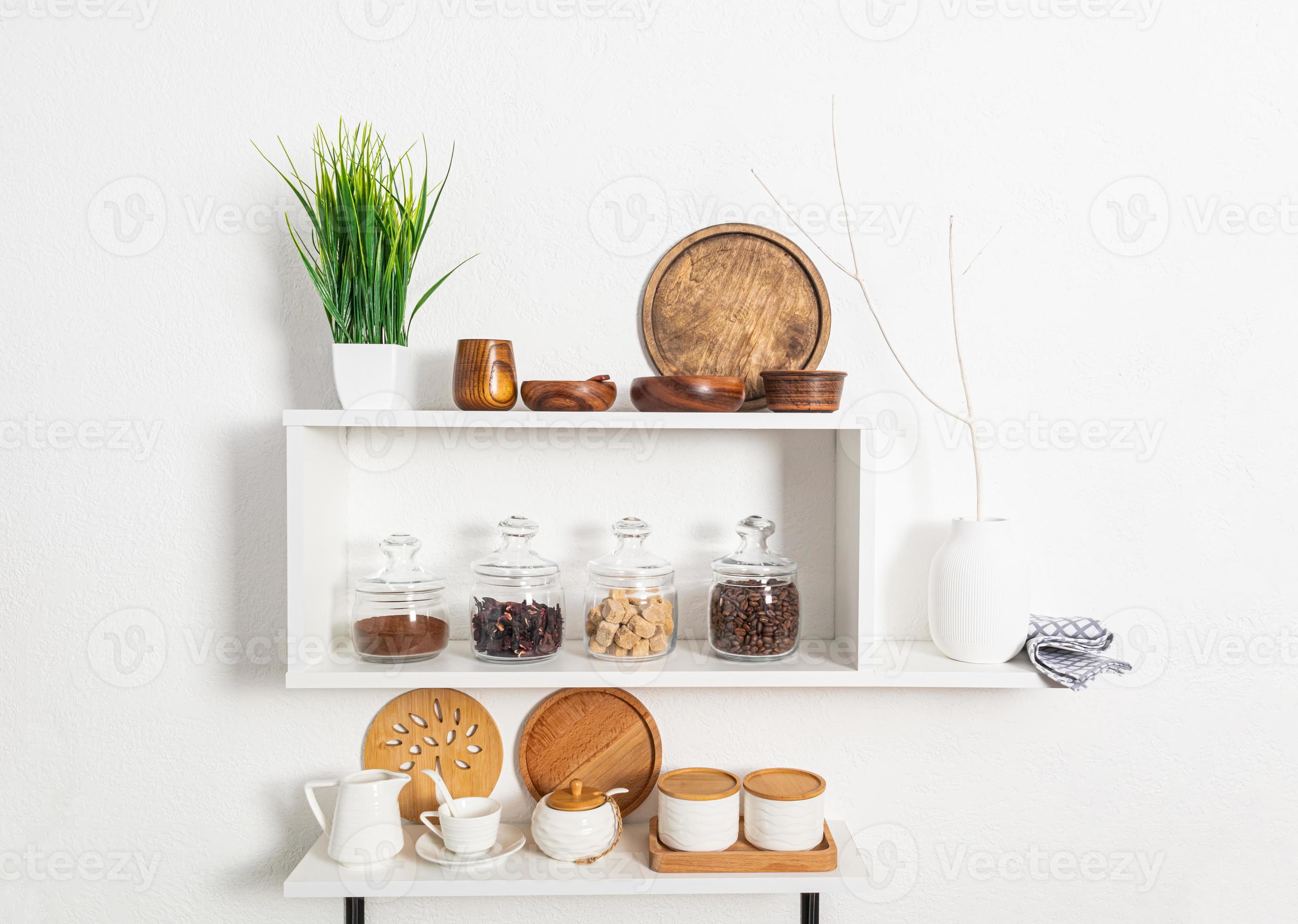 Estantes de madera de cocina con varios frascos de cerámica y