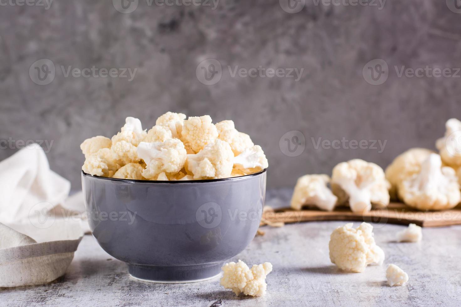 un tazón de coliflor cruda está sobre la mesa. vitamina y comida vegetariana. foto