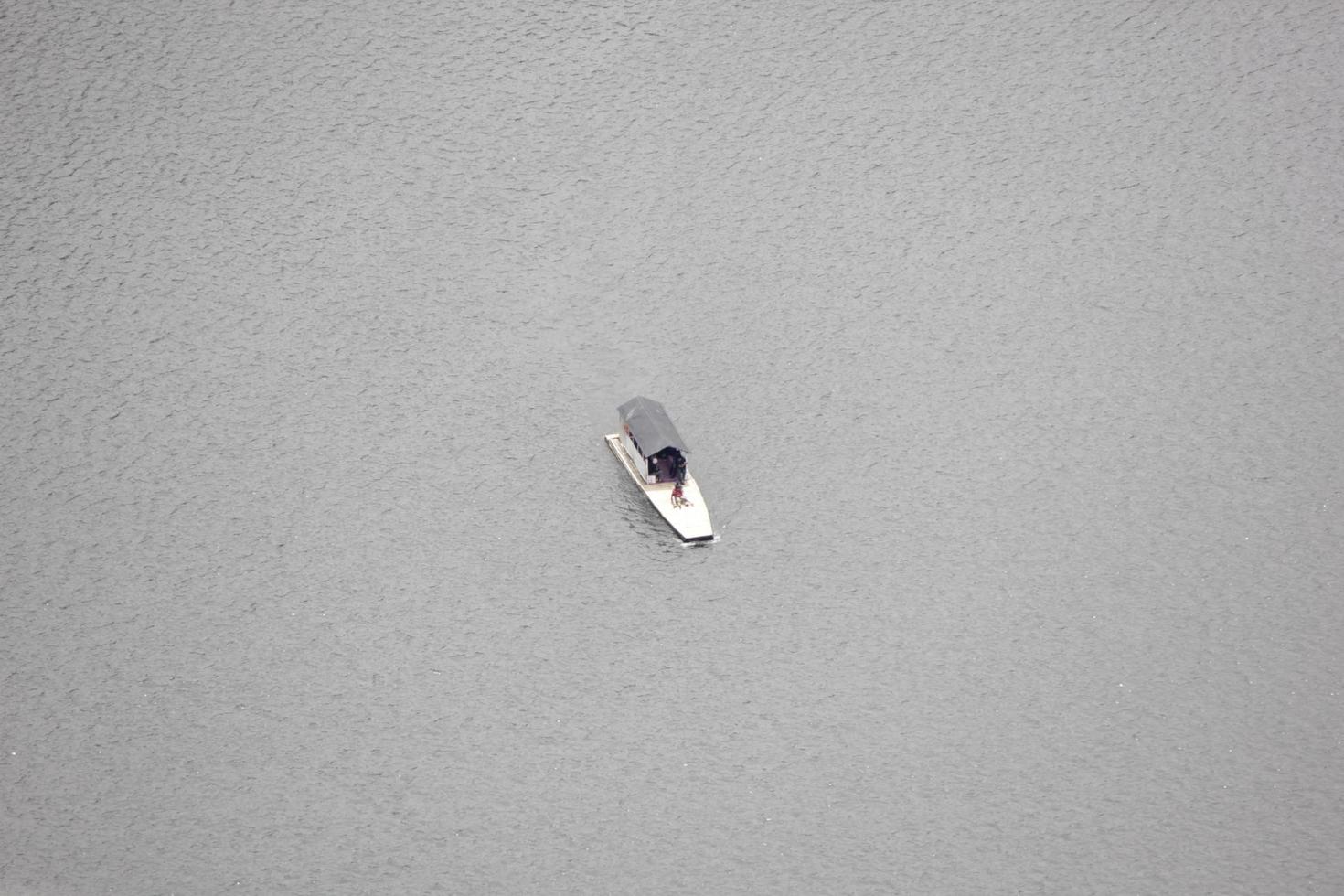 foto de un barco en medio de un lago durante el día