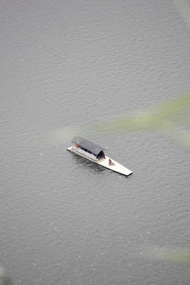 foto de un barco en medio de un lago durante el día