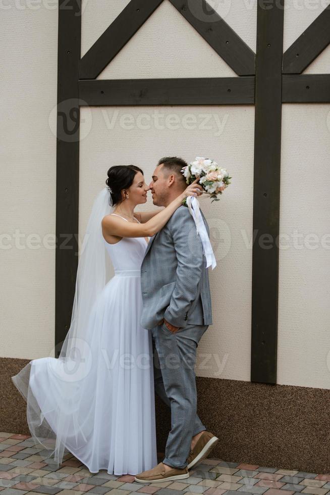 pareja joven el novio y la novia en un paseo foto