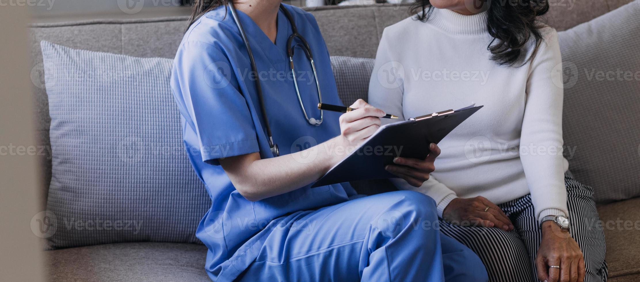 servicio de enfermería domiciliaria y cardiología asistencial a personas mayores. Primer plano de una joven doctora hispana enfermera comprobar los latidos del corazón de un hombre caucásico maduro usando un estetoscopio durante la visita foto