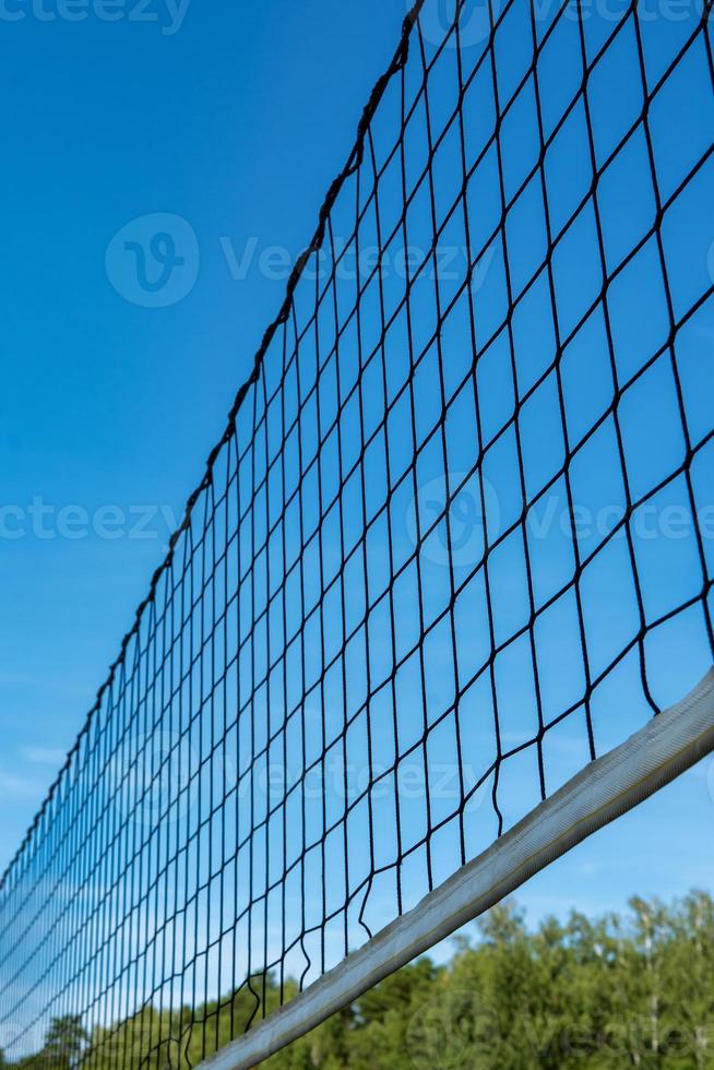 red de voleibol de playa contra el cielo azul en la playa foto