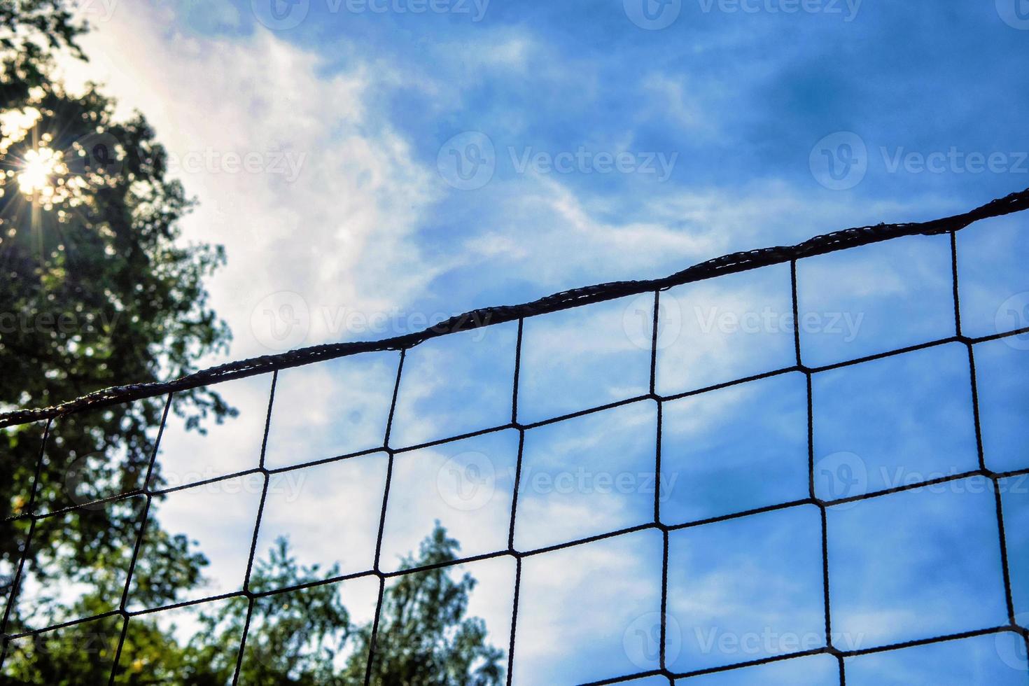 red de voleibol de playa contra el cielo azul en la playa foto