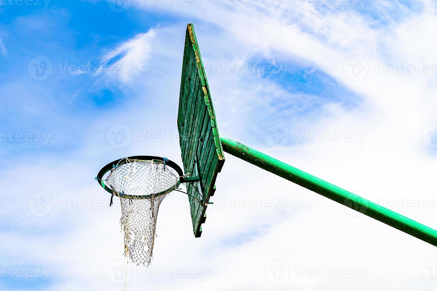 fotografía sobre el tema viejo aro de baloncesto de la canasta de red foto