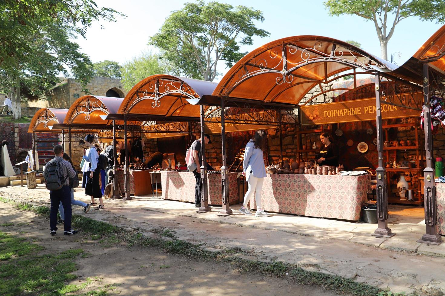 daguestán.rusia.16 de septiembre de 2022.derbent.antigua ciudadela preárabe naryn-kala.patio interior.kubachy tiendas de recuerdos. foto