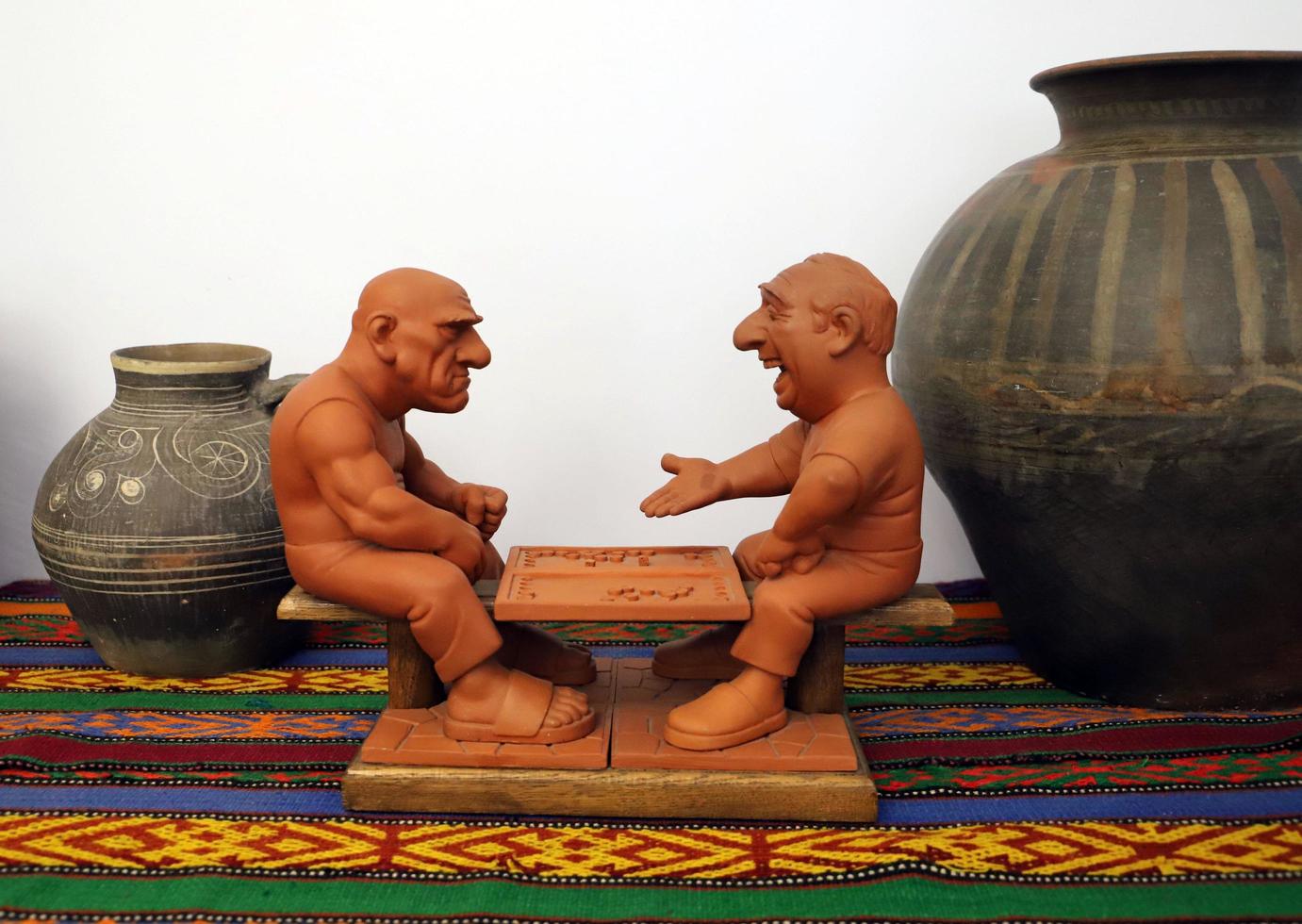 makhachkala, daguestán.rusia.20 de septiembre de 2022.el museo daguestán aul.exposición interior. ceramics.caucasian hombres juegan al backgammon. foto