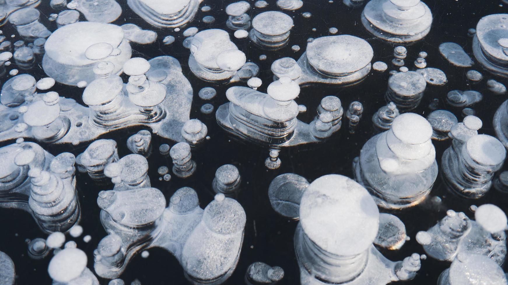 burbujas de aire congeladas en hielo. foto