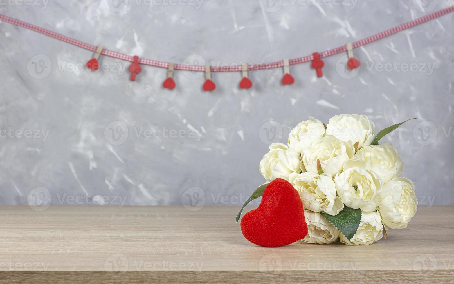 enamorado. fondo de San Valentín. concepto de día de san valentín rosas y corazón rojo. ramo y corazón. copie el espacio foto