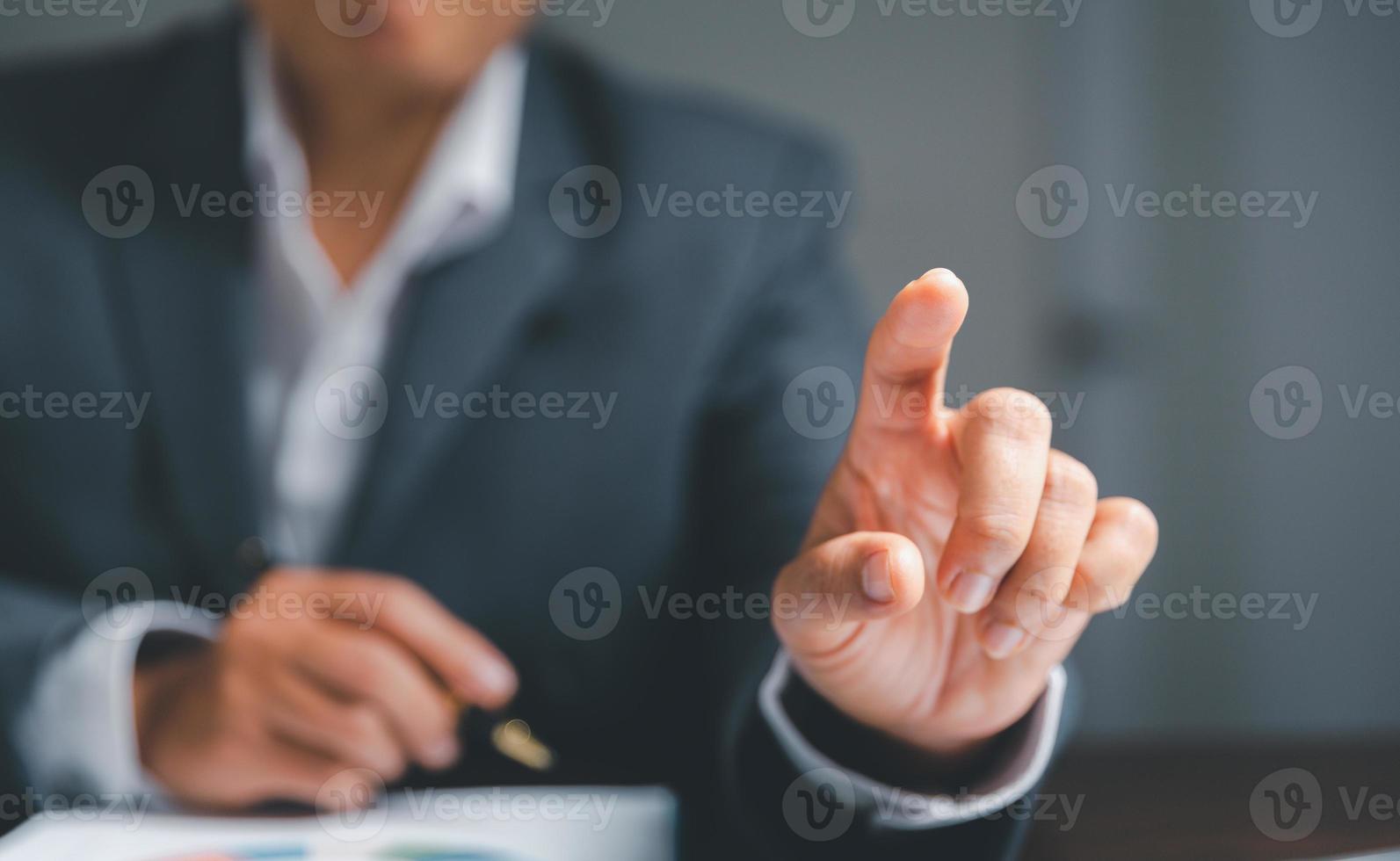 mano de mujer de negocios tocando la pantalla virtual, concepto de fondo moderno, puede poner su texto con paquete de iconos, espacio de copia foto