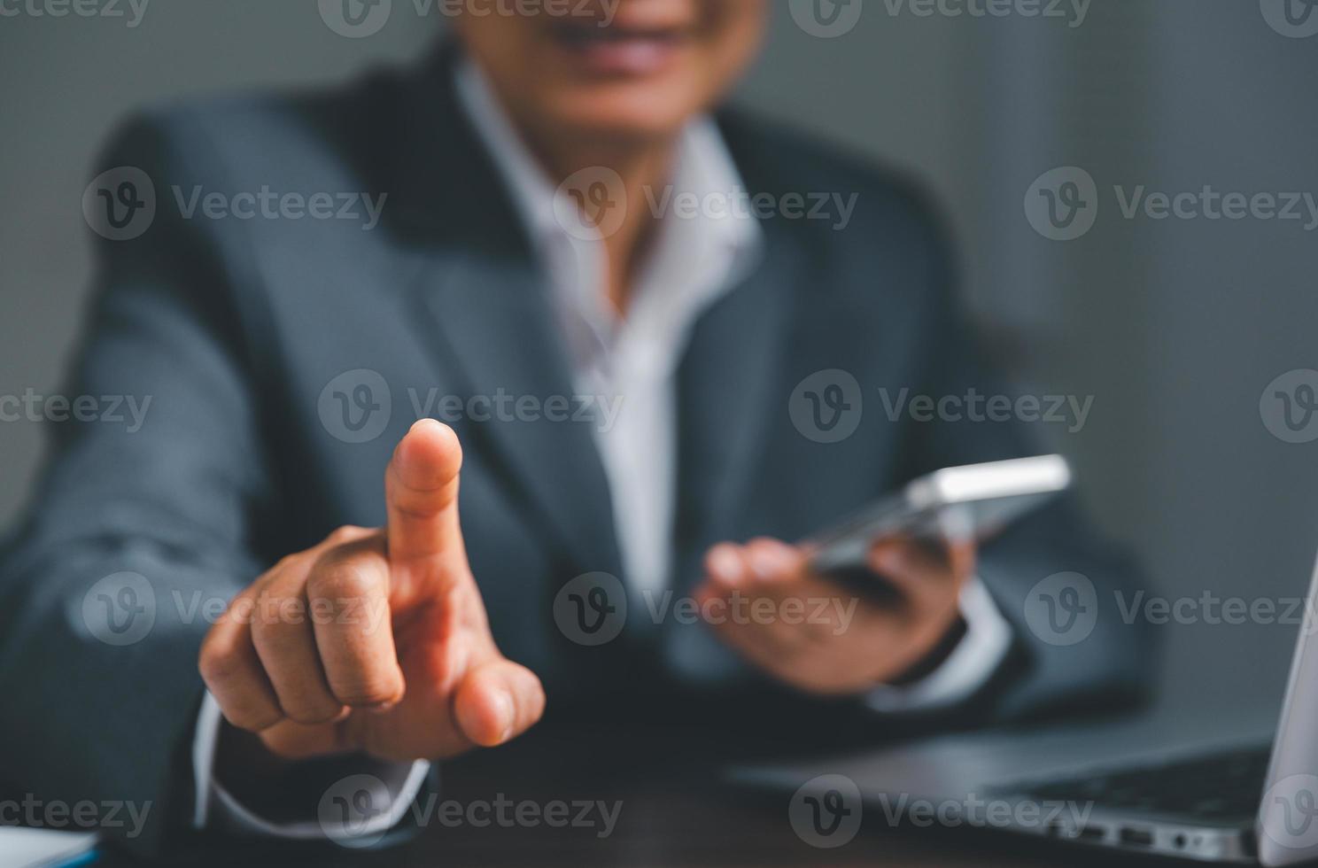 mano de mujer de negocios tocando la pantalla virtual, concepto de fondo moderno, puede poner su texto con paquete de iconos, espacio de copia foto