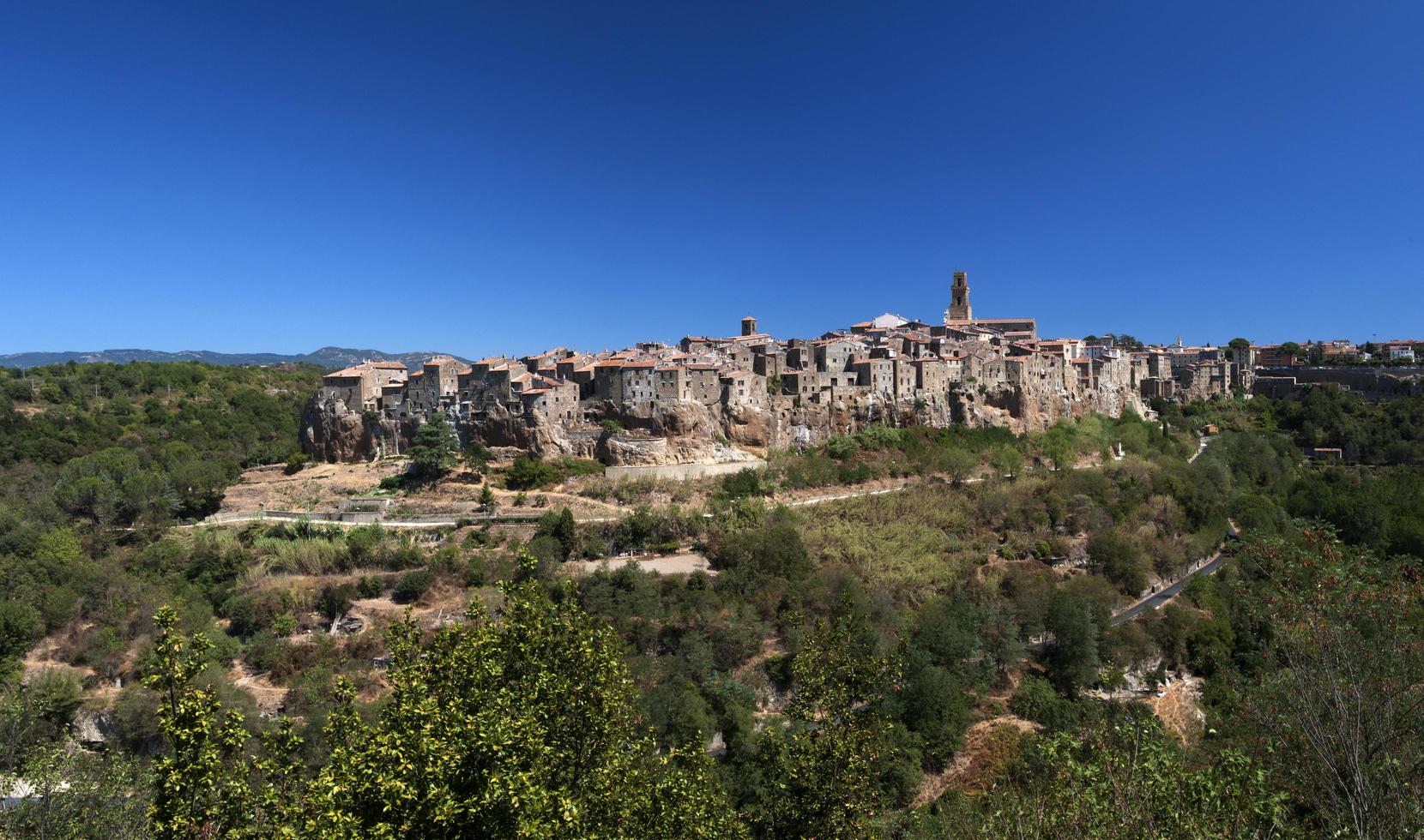 pitigliano en un día de verano, rodeado de naturaleza foto