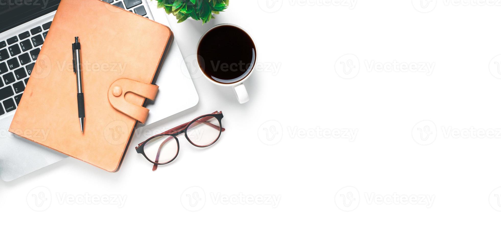 escritorio de oficina con computadora, bolígrafo, anteojos, mouse, cuaderno, taza de café sobre fondo blanco, vista superior con espacio para copiar, maqueta. foto