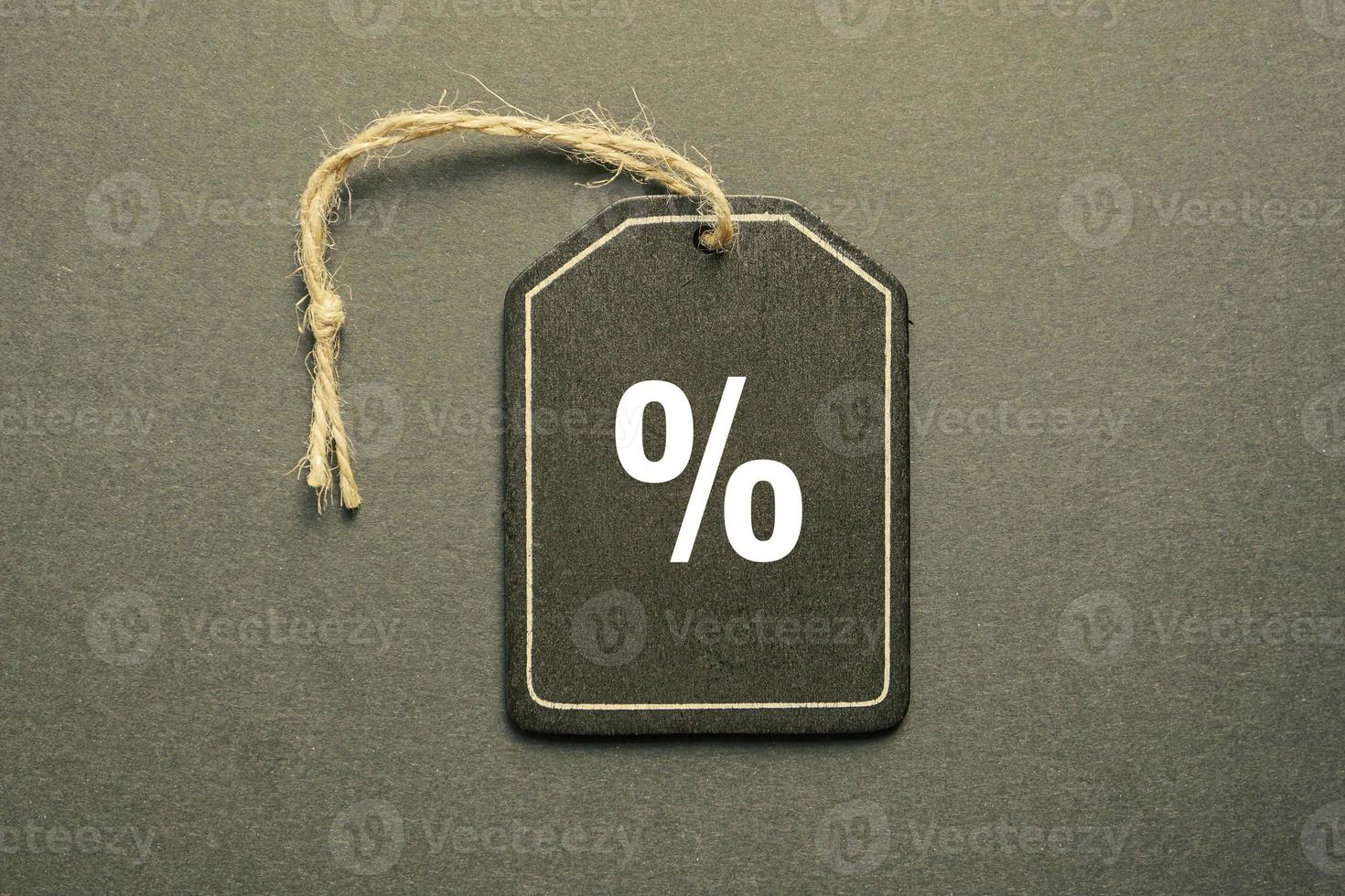 signo de porcentaje en la etiqueta de precio negra, fondo de maqueta negra foto