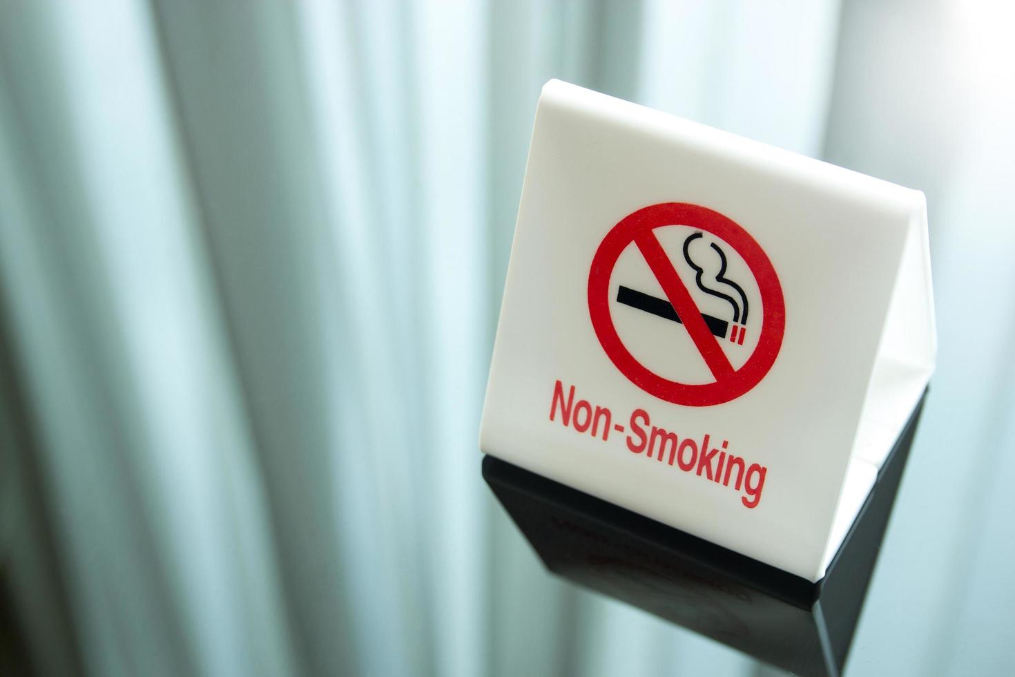 señal de prohibido fumar en la mesa del dormitorio foto