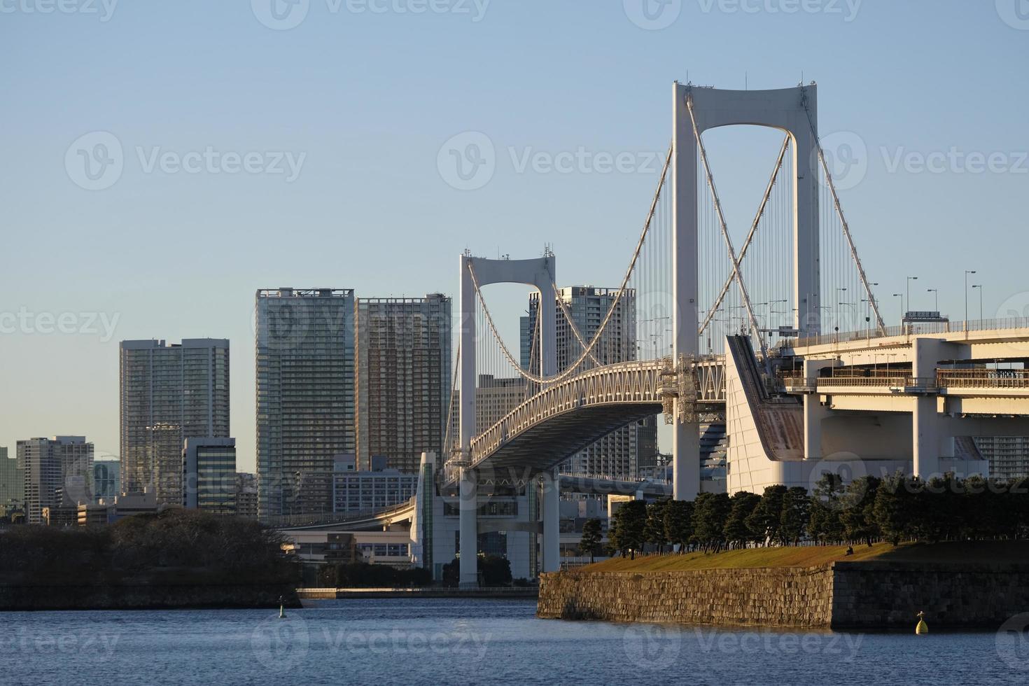 puente del arco iris sobre la bahía de tokio en tokio, japón foto