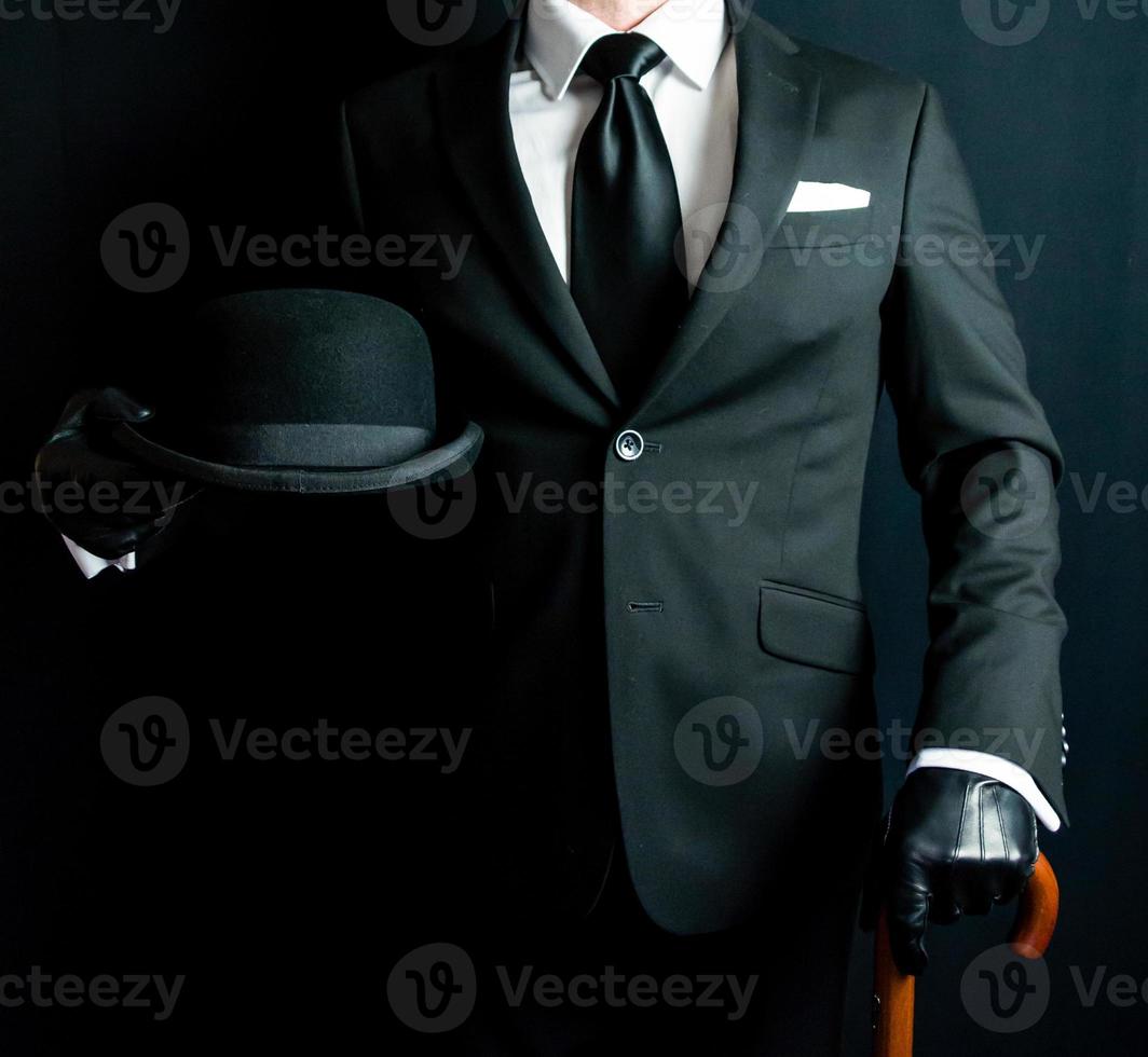 retrato de hombre de negocios británico en traje con bombín y paraguas. estilo vintage de caballero inglés clásico. foto