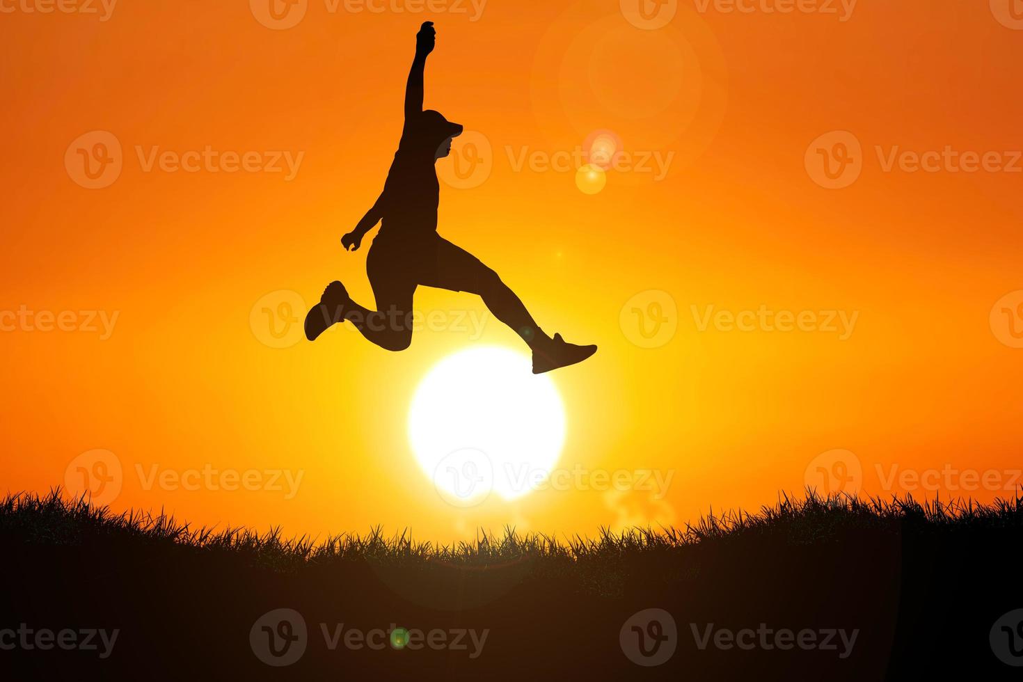 silueta de un hombre saltando. el concepto de saltar, pasar, avanzar. foto