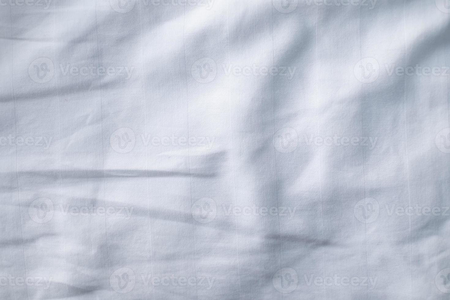 ropa de cama blanca textura degradada estilo de curva borrosa de tela de lujo abstracta, ropa de cama arrugada y sombras gris oscuro, fondo foto