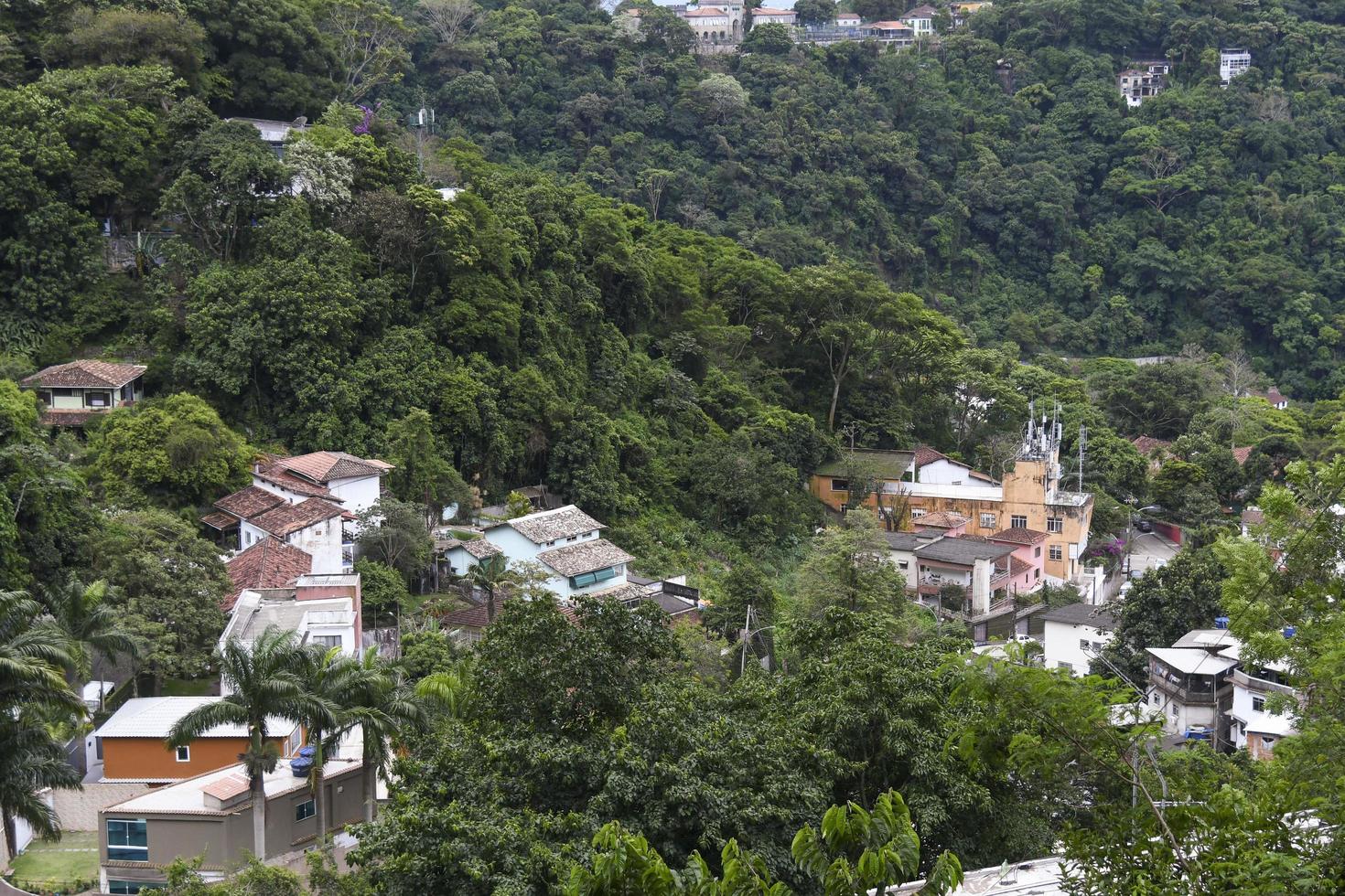 rio, brasil - 26 de noviembre de 2022, residencias en zona montañosa con bosque alrededor foto