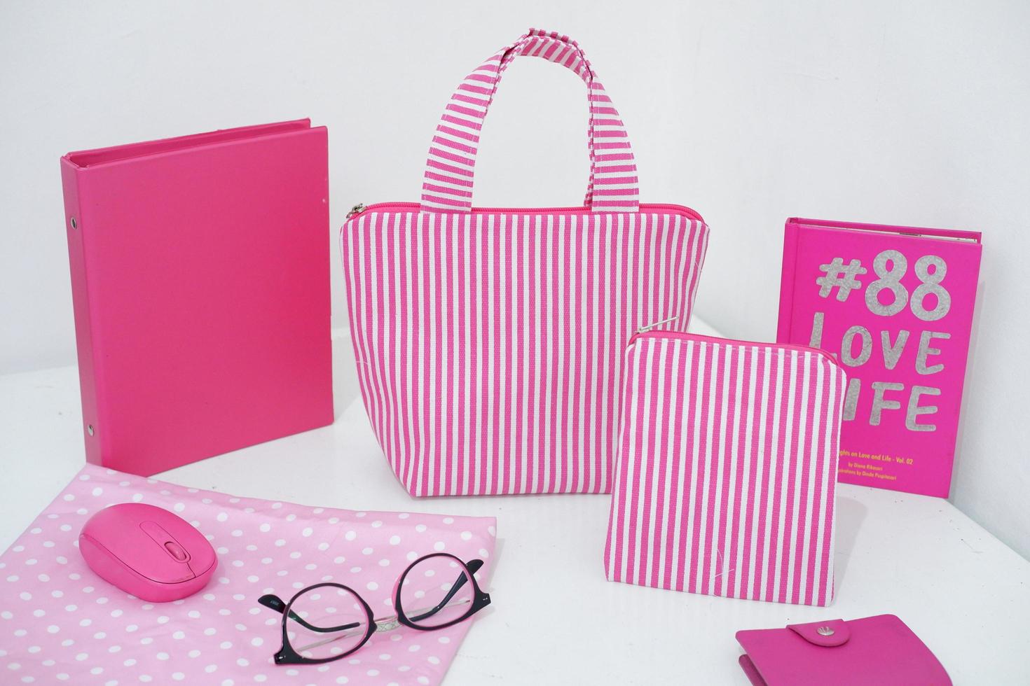 hermoso bolso rosa estampado como fondo foto