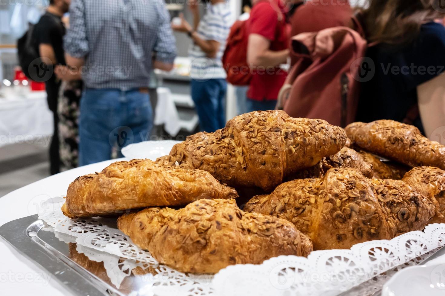 croissants durante las pausas para el café en una conferencia foto