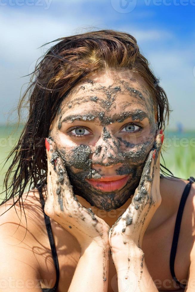 mujer con mascarilla facial de arcilla foto