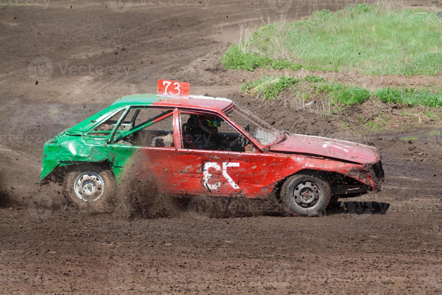 carrera por la supervivencia. coche rojo verde foto