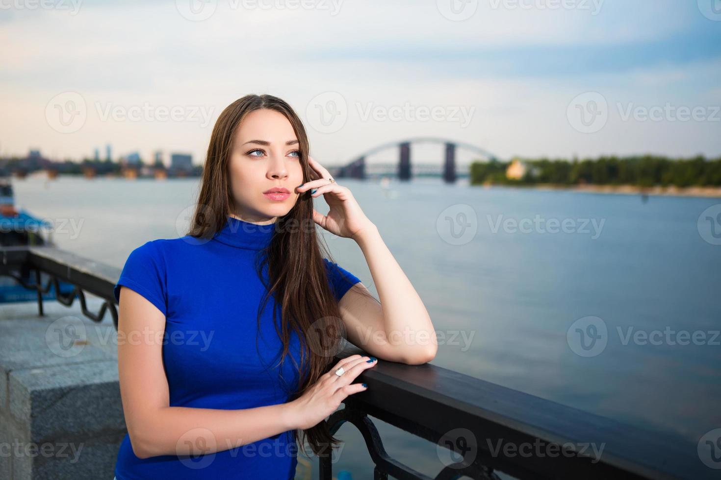 retrato de una morena bastante pensativa foto