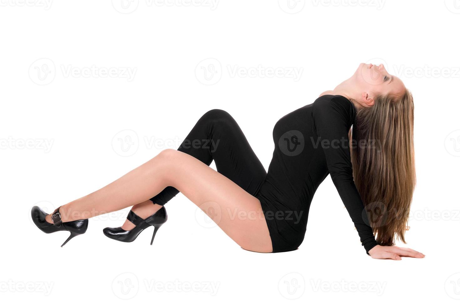 mujer joven en un baile de traje de cuerpo ajustado negro foto