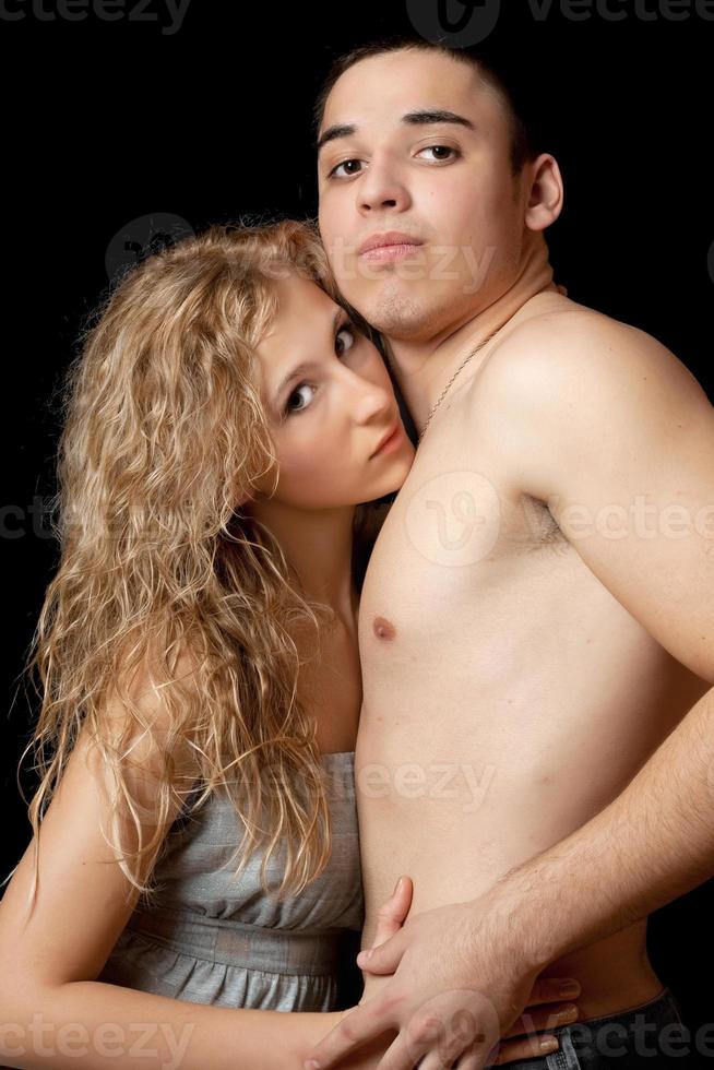retrato de una pareja joven apasionada y atractiva foto