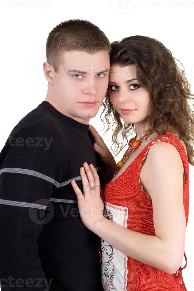 retrato de la hermosa joven pareja. aislado en blanco foto