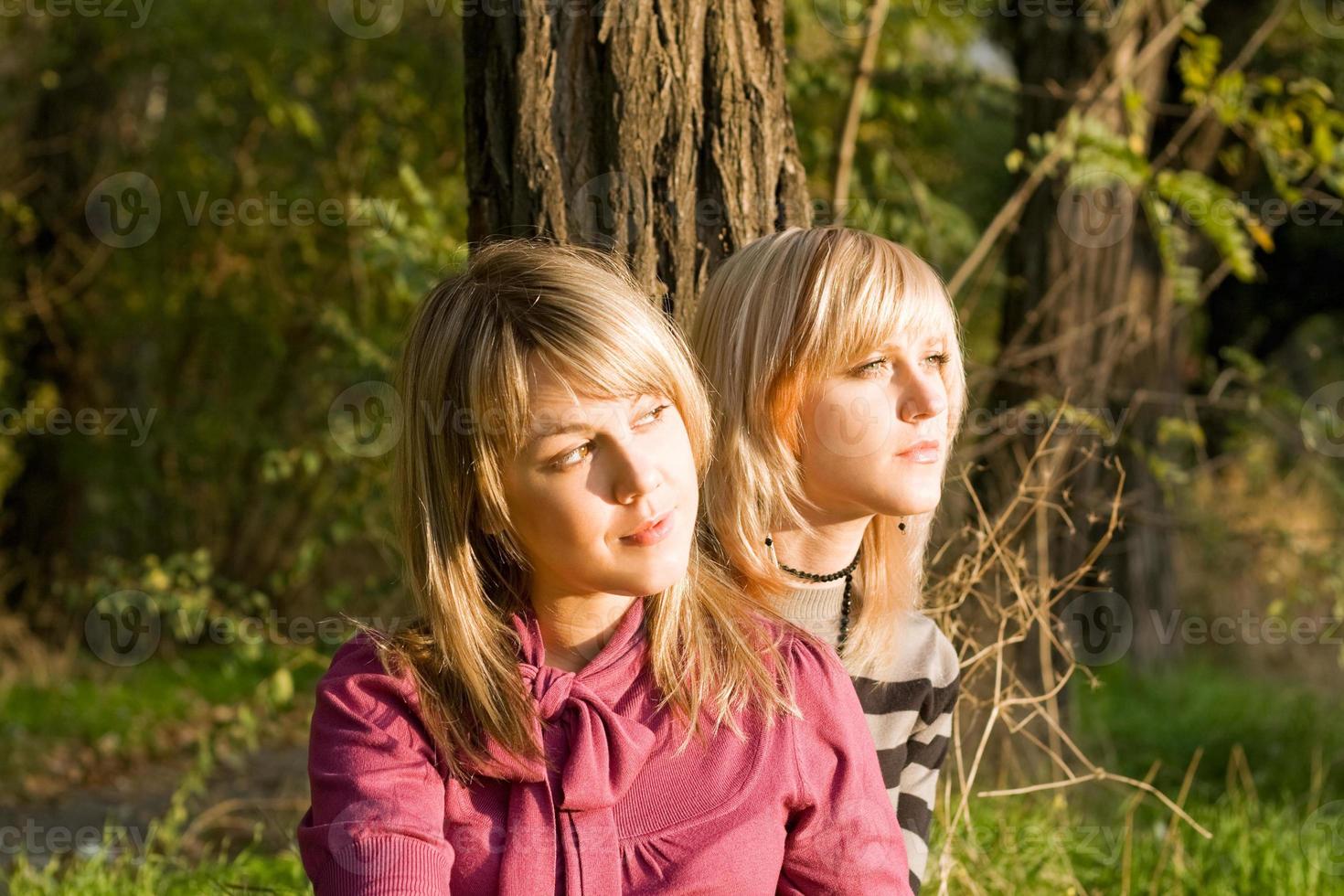 dos bellas jóvenes rubias a la luz de la puesta de sol foto