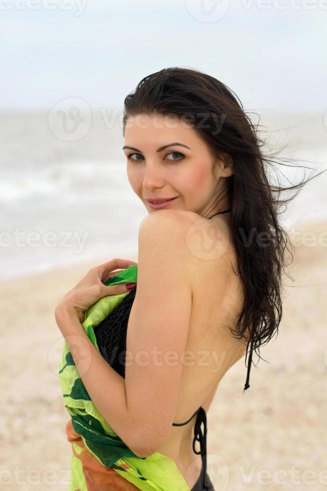 hermosa joven en la playa foto