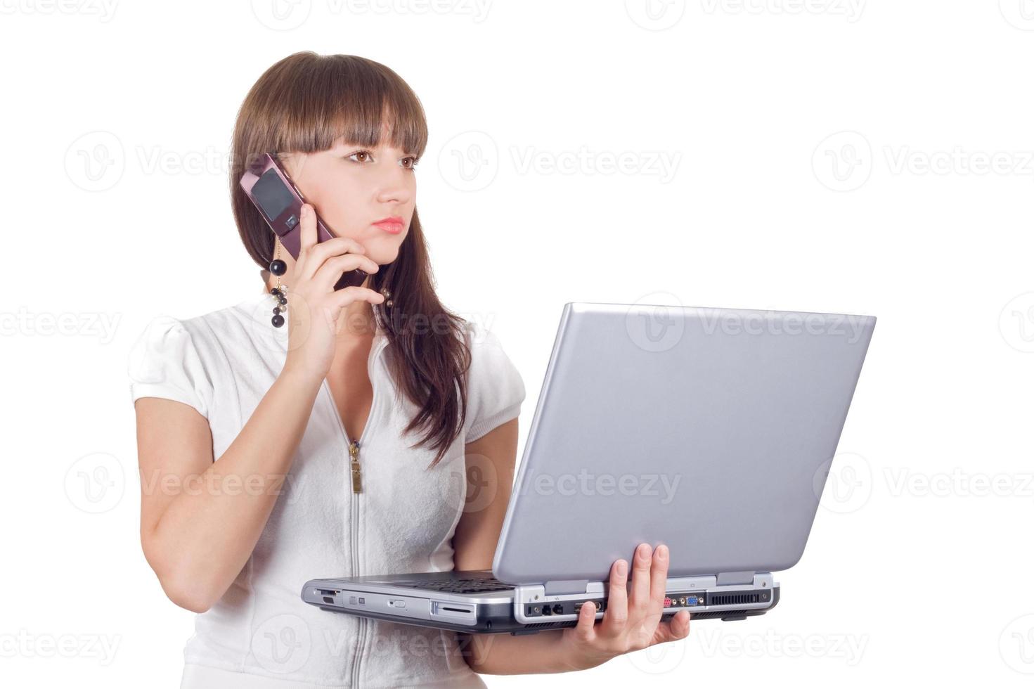 mujer de negocios con laptop habla por teléfono celular foto