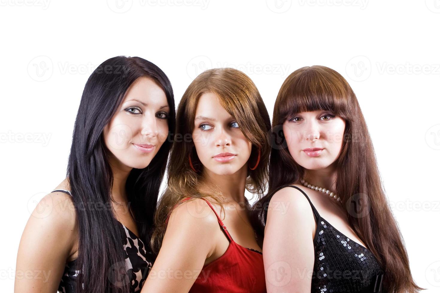 retrato de tres hermosas mujeres jóvenes. aislado foto