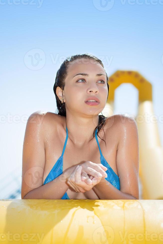 mujer caucásica pensativa foto