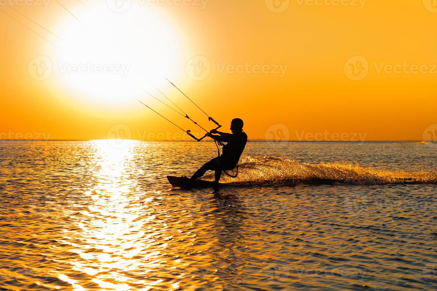 silueta de un kitesurf foto
