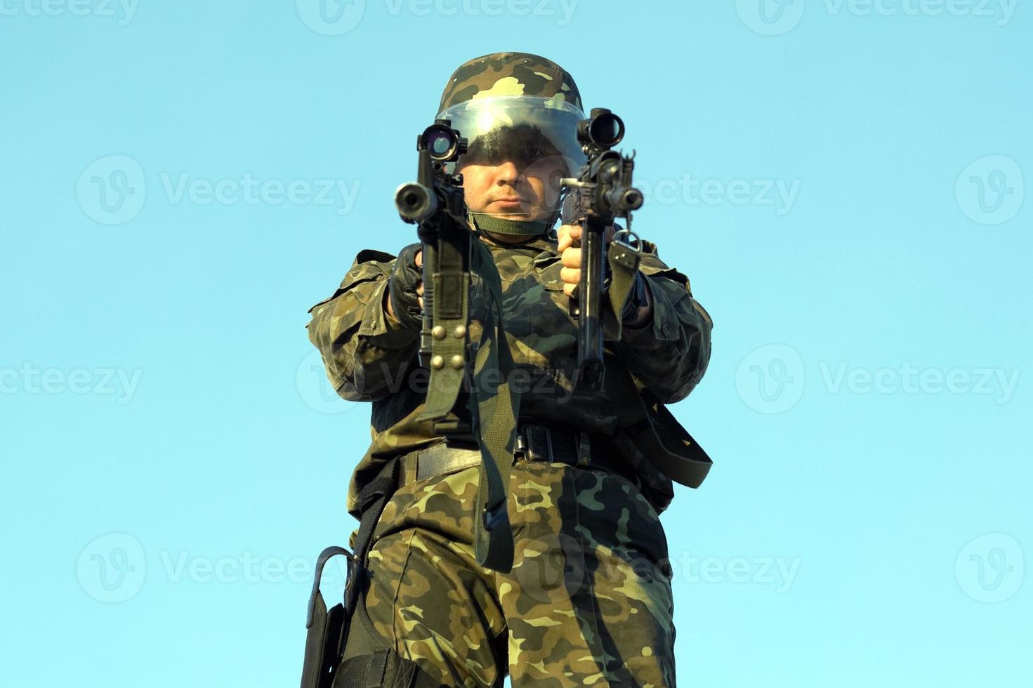 soldado del ejército con ametralladora foto