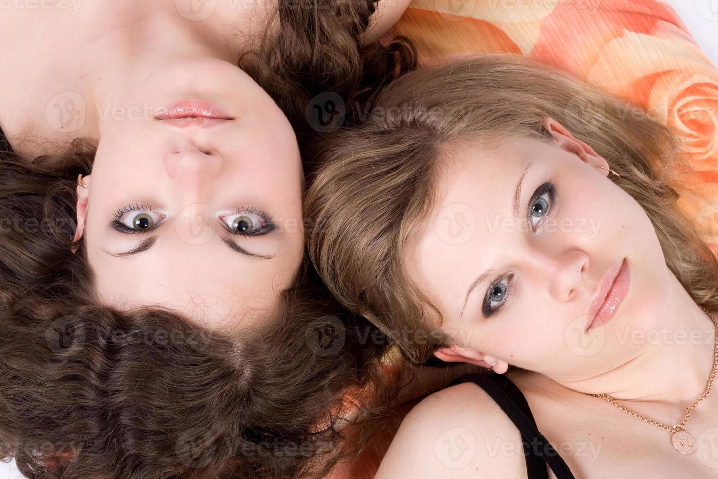 retrato de las dos mujeres jóvenes de belleza sobre una almohada 1 foto