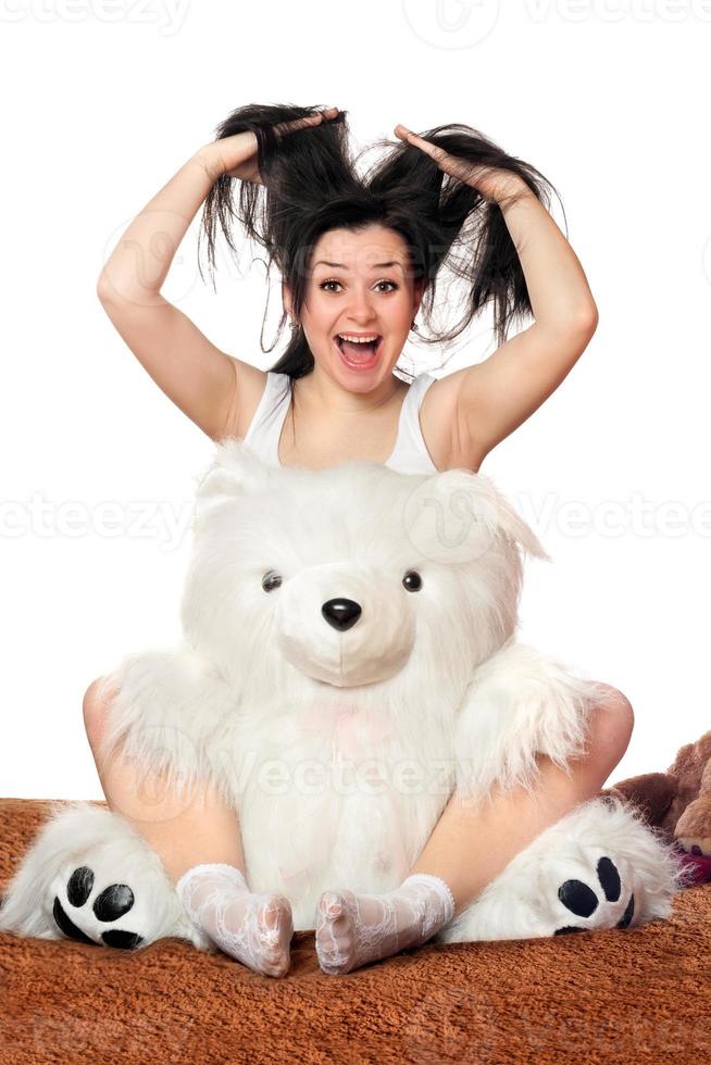niña alegre con un oso de peluche foto